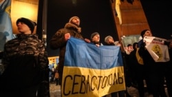 Ukraina bayrağı ile Aqyar sakinleri Maydanda "Qırım tirenüvi kününde"