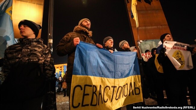 Севастопольские манифестанты с флагом Украины на Майдане в "День крымского сопротивления"