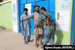 امنیتي سرتیري د رایو د مرکزونو ساتنه کوي.