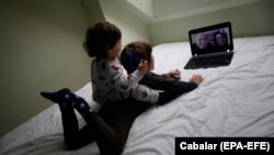 Doi copii spanioli vorbesc cu bunicii prin video-conferință, Galicia, 23 martie