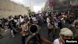 Йемендеги козголоңчуларга Сауд Арабия баштаган коалиция абадан сокку урууну улантууда.