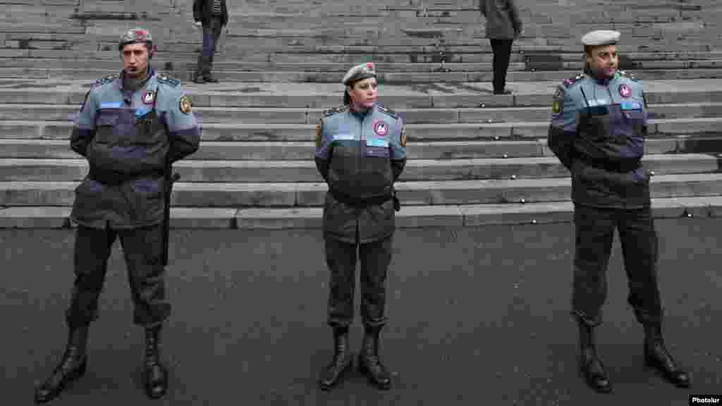 Армения - Полиция оцепила центральный вход в Ереванский государственный университет, во время акции протеста оппозиционно настроенных студентов против официальных итогов президентских выборов 18 февраля, Ереван, 9 апреля 2013 г.
