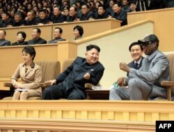 Ким Чен Ын и Деннис Родман – бывшая звезда американского баскетбола – на выставочном матче в Пхеньяне