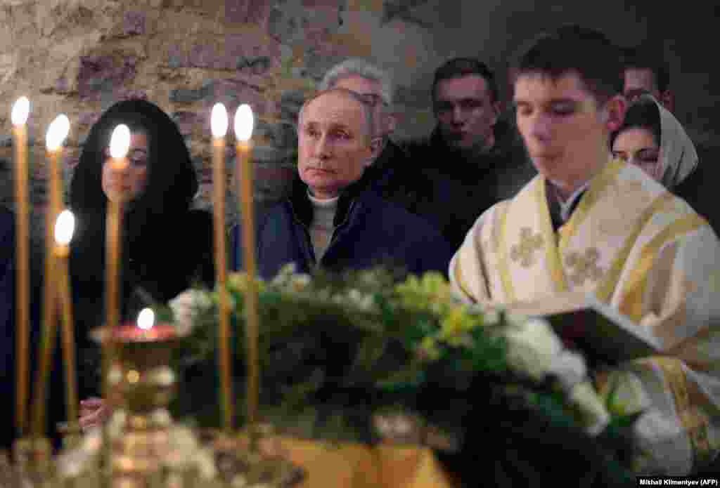 Vlagyimir Putyin orosz elnök is részt vett egy ortodox karácsonyi misén egy apró, 13. századi templomban Velikij Novgorod környékén.
