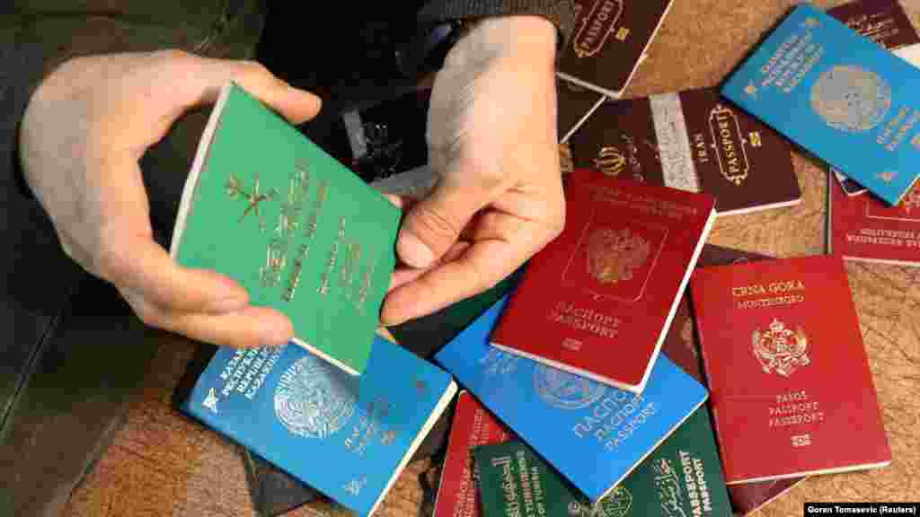 Kurdski dužnosnik pokazuje putovnice zarobljenih stranih boraca &quot;Islamske države&quot; u Rimelanu, 9. siječnja 2020.
