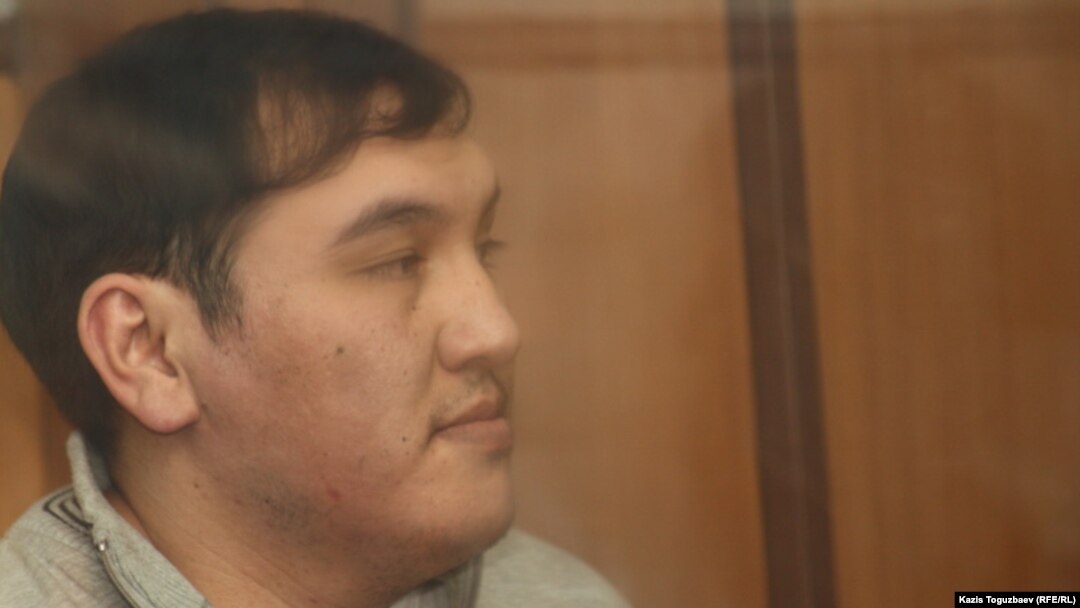 Бұл керемет керемет транссексуал трахаеттен тайынбайды және қыздың бойына конча салады!