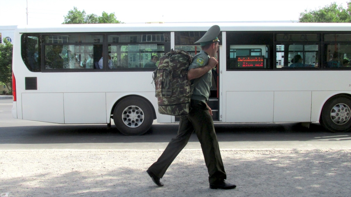 В Туркменистане военных и госслужащих увольняют за чтение намаза