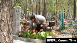 A woman in Yekaterinburg visiting the grave of her late husband, who was one of dozens of residents in the city, then known as Sverdlovsk, who died in the 1979 anthrax outbreak.