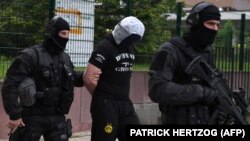 Французские полицейские арестовывают молодого человека, предположительно имеющего отношение к совершившему ножевую атаку в Париже. Страсбург, 13 мая 2018 года.