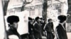 1986 жылы желтоқсан оқиғасы кезінде Алматының орталық алаңына бара жатқандар. (Мемлекеттік орталық мұрағаттан алынған фотокөшірме)