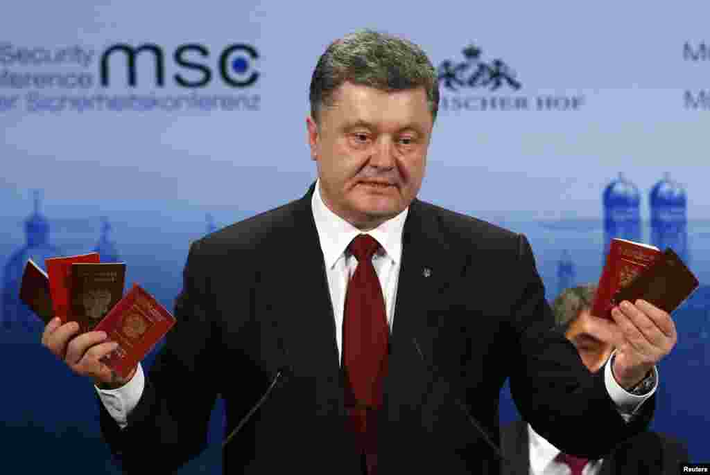У Мюнхені на безпековій конференції президент Петро Порошенко продемонстрував паспорти і військові квитки вояків Росії, які &laquo;заблукали в Україні&raquo; та були затримані силовиками. Мюнхен, 7 лютого 2015 року