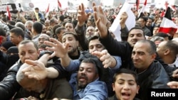 Голодні протестувальники простягають руки за їжею під час час масових демонстрацій на площі Тахрір у Каїрі, 8 лютого 2011 року