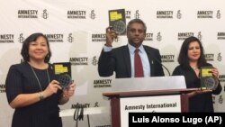 ԱՄՆ - Amnesty International իրավապաշտպան կազմակերպության գլխավոր տնօրեն Սալիլ Շետին ձեռքում պահել է նոր հրապարակված տարեկան զեկույցի օրինակը, Վաշինգտոն, 21-ը փետրվարի, 2018թ. 