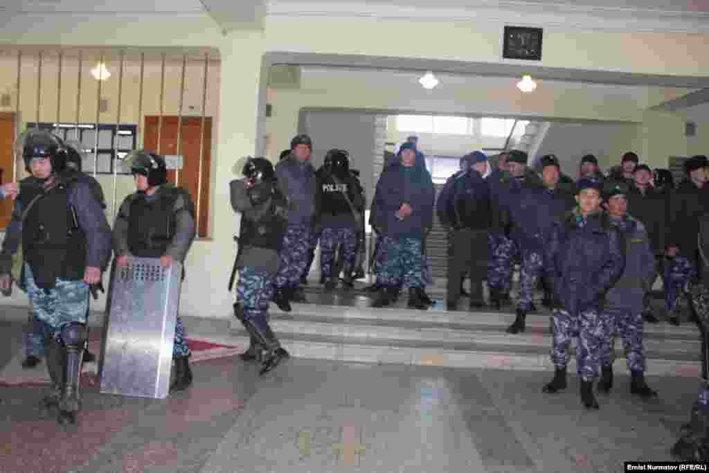 Häkimligiň binasynyň içinde agyr ýaraglanan polisiýa işgärleri garaşyp dur. 