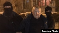 Фрагмент задержания подполковника полиции Григорьева по подозрению в получении взятки. Алматы, 3 января 2018 года. Фото с сайта Anticorruption.gov.kz