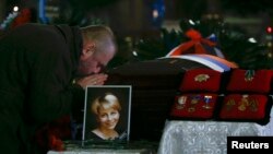 Похороны погибшей в авиакатастрофе главы фонда "Справедливая помощь" Елизаветы Глинки