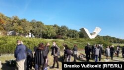 Vence na humku streljanih đaka i profesora, pored učenika Prve kragujevačke gimnazije, položili su predstavnici Grada Kragujevca i države, kao i više ambasada