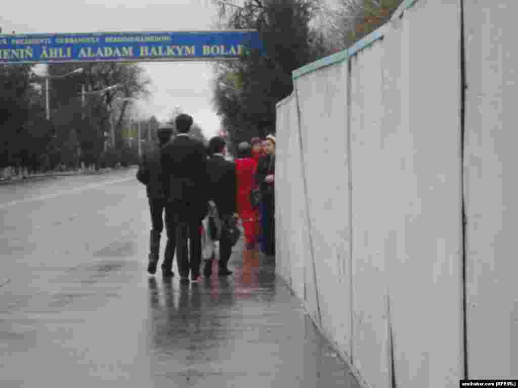 Aşgabadyň köçelerinden birinde remont işleri kynçylyk döredýär.