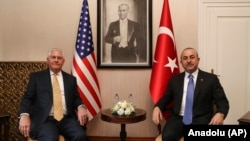 ԱՄՆ պետքարտուղար Ռեքս Թիլերսոն և Թուրքիայի արտգործնախարար Մևլութ Չավուշօղլու, Անկարա, 16-ը փետրվարի, 2018 թ․ 