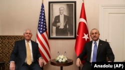 Американскиот државен секретар Рекс Тилерсон со турскиот министер за надворешни работи Мевљут Чавушоглу на средба во Анкара. 