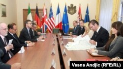 Premijer Aleksandar Vučić u razgovoru sa ambasadorima, foto: Vesna Anđić