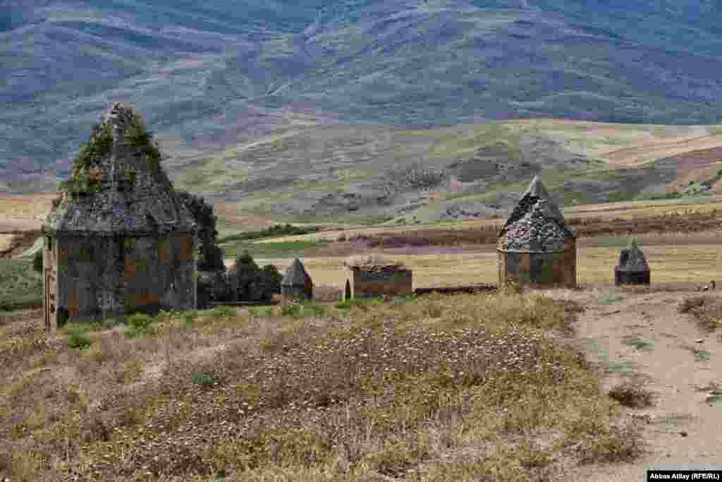 Şamaxının Kələxana kəndində XVII əsrə aid Sufi türbələri. Bir neçə əsr keçməsinə baxmayaraq türbələr bir inanc yeri və tarixi abidələr kimi günümüzə gəlib çatıb. Amma bu günkü halı ürək ağrıdandır. Üzərində dövlət tərəfindən qorunduğu yazılsa da sonuncu dəfə bura "dövlətin" nə zaman gəldiyini heç kim görməyib.