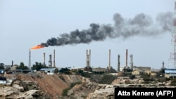 گروهی از تحلیل‌گران می‌گویند سقوط صادرات نفت ایران در حال حاضر نیز ضربه شدیدی به مهم‌ترین منبع تأمین‌کننده درآمد ارزی کشور زده است. (در تصویر: تاسیسات خارک)