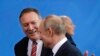 Mike Pompeo (solda) və Vladimir Putin 