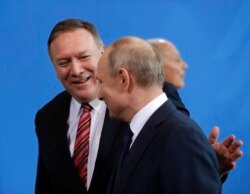 Mike Pompeo cu Vladimir Putin la reuniunea despre Libia din Berlin, 19 ianuarie, 2020