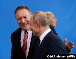 Тодішній держсекретар США Майк Помпео (ліворуч) розмовляє із президентом Росії Володимиром Путіним, Берлін, Німеччина, 19 січня 2020 року