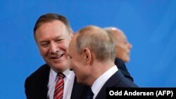 Mike Pompeo (solda) və Vladimir Putin 