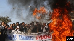 Pakistani students stage a protest against alleged US consulate worker Raymond Davis in Lahore, 01Feb2011