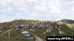 Сотни керчан и гостей города, несмотря на режим карантина, поднялись на гору Митридат, чтобы посмотреть пролет самолетов, 9 мая 2020 года