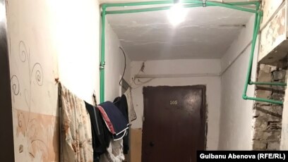 Жалаңаш армян әйелінің бейнесін қараңыз Ер адамның клиторды сипап тұрған суреті