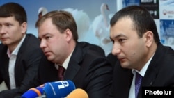 Armenia - Vahe Enfiajian (R), a member of the Prosperous Armenia Party, and Russian organizers of the Eurasian Youth Forum at a news conference in Yerevan, 24Aug2012. 
