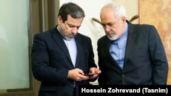 عباس عراقچی معاون وزارت خارجه در کنار محمدجواد ظریف وزیر مستعفی