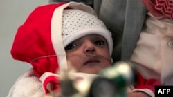 Dijete čeka na ljekarsku pomoć, Jemen