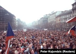 21 ნოემბერს პრაღის ქუჩებში 200 ათასზე მეტი კაცი გამოვიდა. ეს საპროტესტო დემონსტრაციების ზედიზედ მეხუთე დღე იყო.