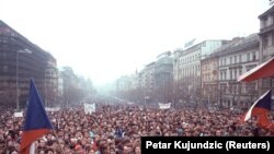 21 ноября 1989 года - пятый день массовых протестов в Праге с требованием реформ и отставки правительства.