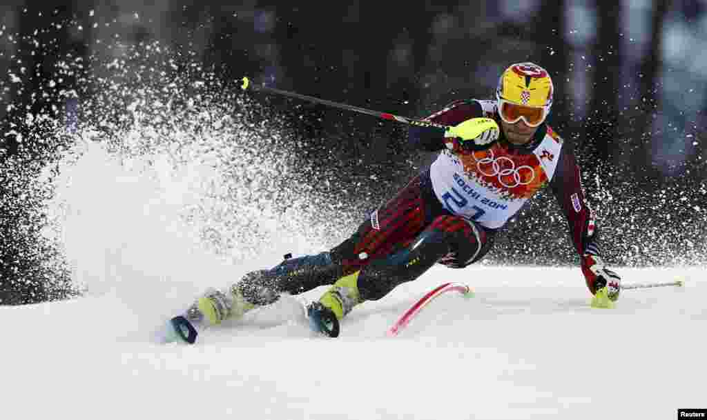 Silver medalist Ivica Kostelic of Croatia competes in the slalom run of the men&#39;s alpine skiing super combined event. (Reuters/Dominic Ebenbichler)
