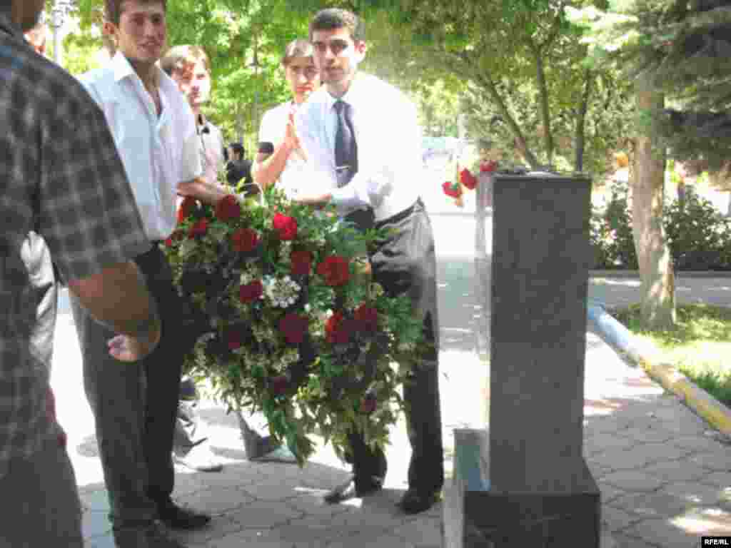 Az keçməmiş əklili götürürlər - BDU-nun mətbuat xidmətinin rəhbəri Şərəf Cəlili isə «Azadlıq» radiosuna bildirib ki, rektorun əklilin götürülməsi ilə bağlı göstərişi olmayıb