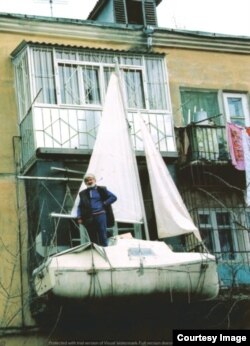 Евгений Гвоздевас дунял сверана "Хрущевкаялъул" балконалда гьонеб яхтаялда