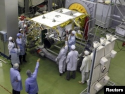 Российские инженеры работают над космическим навигационным спутником ГЛОНАСС-К. Железногорск, Россия, 4 октября 2011 года