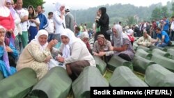 Noi victime înmormîntate la o ceremonie marcînd aniversarea masacrului de la Srebrenica din 1995