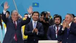 Бывший президент Казахстана Нурсултан Назарбаев (справа) и его ставленник Касым-Жомарт Токаев, выдвинутый кандидатом в президенты на съезде партии «Нур Отан», которую возглавляет его предшественник. Нур-Султан, 23 апреля 2019 года.