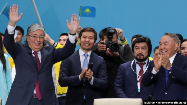 Касым-Жомарт Токаев (слева) на съезде партии «Нур Отан», главой которой является первый президент Нурсултан Назарбаев (справа). Нур-Султан, 23 апреля 2019 года.
