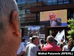 Sarajevo, građani gledaju prvo pojavljivanje Ratka Mladića u Hagu, juli 2011.