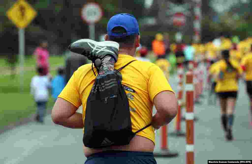 Богота қаласында мүмкіндігі шектеулі спортшылар жүгіруден 10 шақырымдық сайысқа қатысты. Жарыс жұмыс бабымен жүргенде жарақат алған полиция мен әскерилерді қолдау үшін өткізілді. Колумбия, 6 мамыр 2018 жыл.