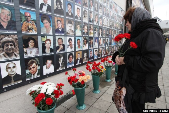 Një grua shihet duke i kujtuar viktimat e sulmit të vitit 2002.