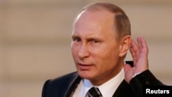 Путин прислушивается к вопросу после переговоров в Париже по украинской проблеме с Меркель, Олландом и Порошенко. 2 октября 2015 года. 